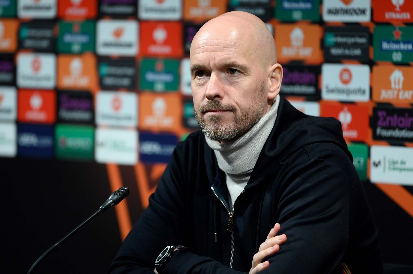 Erik ten Hag se phai thay doi rat nhieu, ngay tu cach tiep can voi truyen thong. Anh: AFP