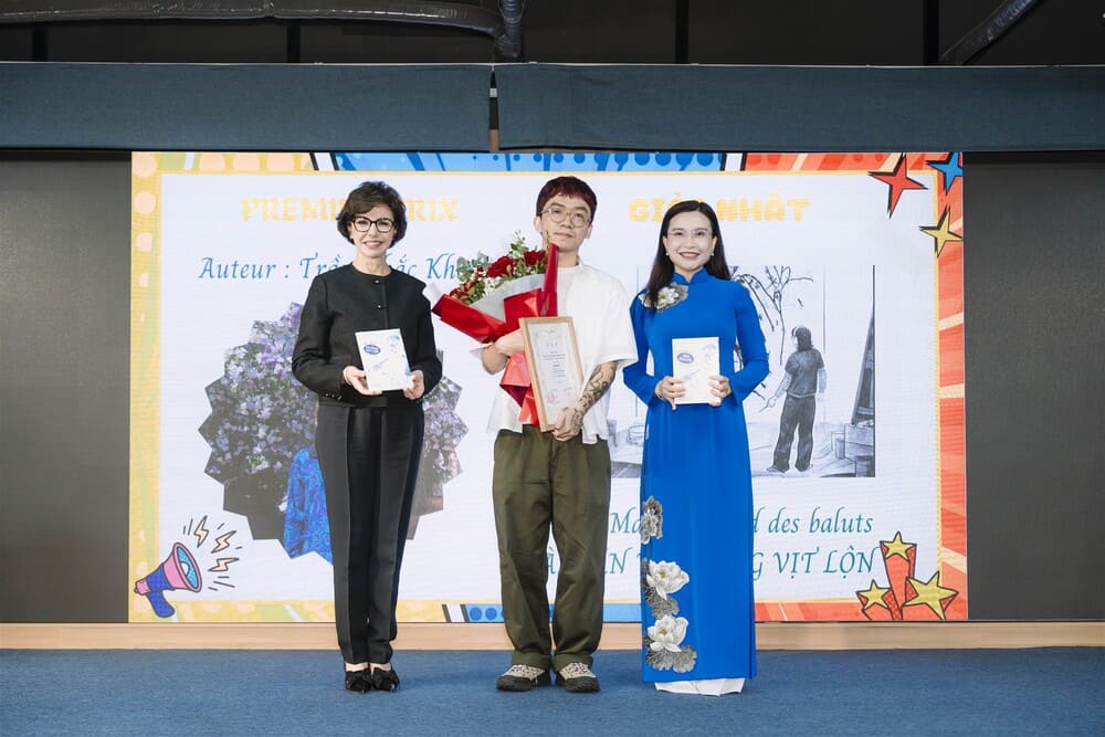 Ministra de Cultura Francesa - Sra. Rachida Dati y la Sra. Nguyen Pham Duy Trang - Secretario de la Union Central de Jovenes de la Union Comunista Ho Chi Minh, Presidenta del Consejo del Equipo Central, otorgo el premio al autor Tran Khac Khoan. Foto: Giang Ngoc