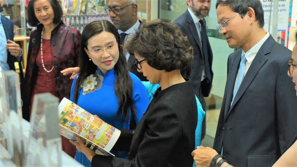: Ba Rachida Dati, Bo truong Bo Van hoa Phap cung doan dai bieu tham Nha sach Kim Dong. 