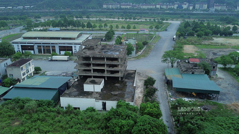 Mot toa nha bo hoang nhieu nam. Anh: Dinh Dai