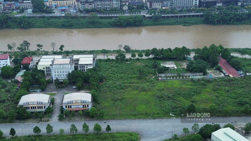 Khu vuc quy hoach nay hien chi co mot so it don vi hoat dong, con lai da phan la nhung bai dat trong. Anh: Dinh Dai