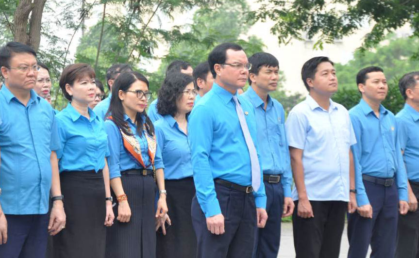 La mision de la Confederacion General de Trabajo de Vietnam conmemora al compañero Hoang Quoc Viet. Foto: Bao Han