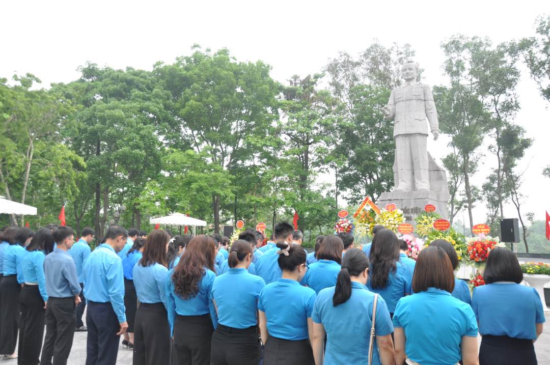 Doan cong tac Tong Lien doan Lao dong Viet Nam tuong niem dong chi Hoang Quoc Viet. Anh: Bao Han