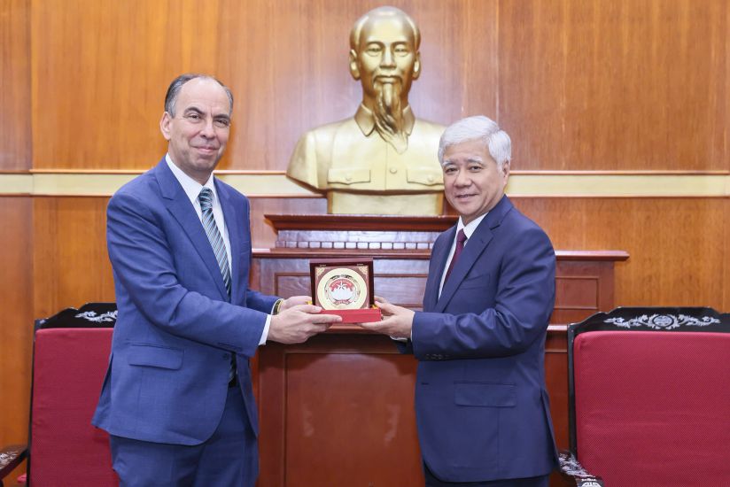 Mr. Do Van Chien, Politburo member, Secretary of the Party Central Committee, Chairman of the Central Committee of the Vietnam Fatherland Front, presented gifts to Ambassador Extraordinary and Plenipotentiary of the Republic of Cuba to Vietnam Rogelio Polanco Fuentes. Photo: Quang Vinh