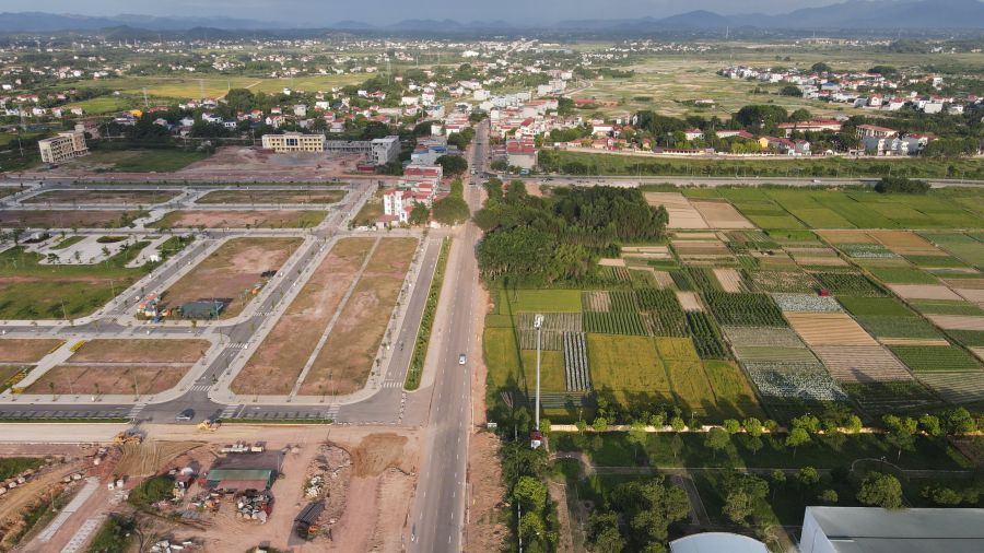Es necesario enmendar pronto la ley de licitacion para despejar el capital que fluye hacia la economia. Foto: Xuyen Dong