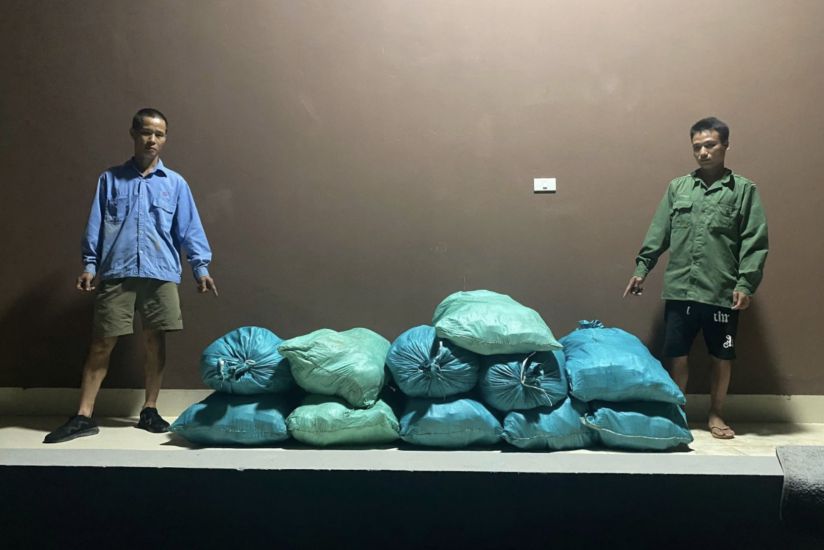 Luc Van Cold y Nong Van Hao y 395 kg de salchichas de contrabando fueron incautados. Foto: Guardia fronteriza de Cao Bang.