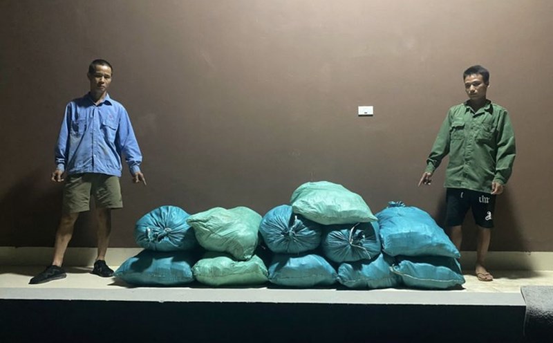 Luc Van Lanh and Nong Van Hao along with 395kg of smuggled sausages were seized. Photo: Cao Bang Border Guard.