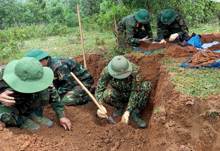 Doi tim kiem hai cot liet si Doan Kinh te - Quoc phong 337. Anh: Duy Dong