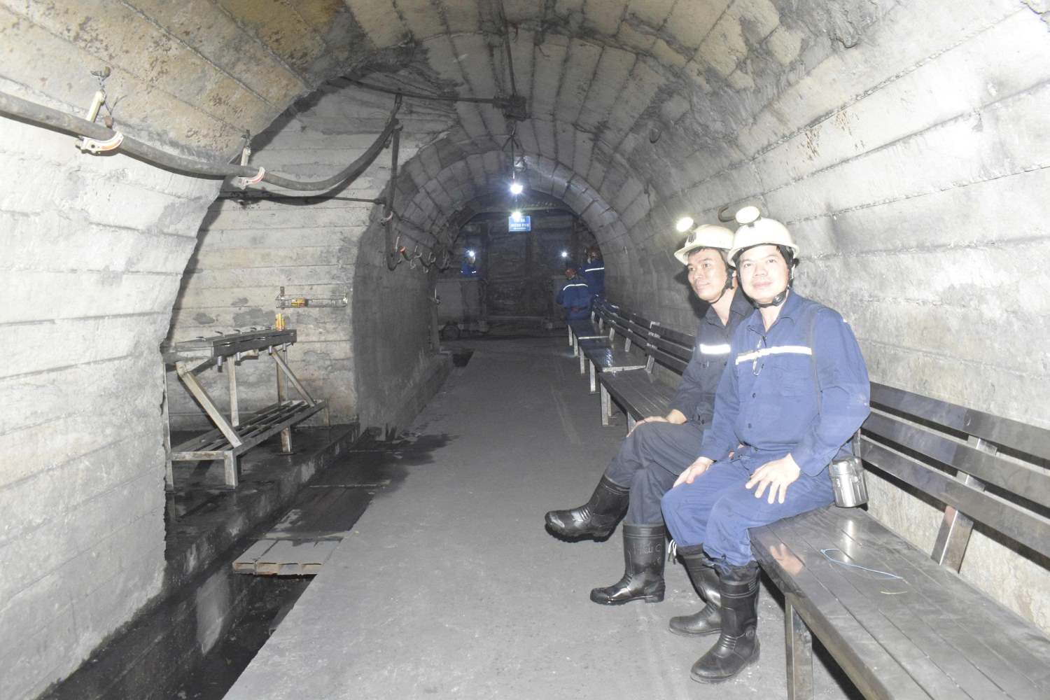 Thợ lò đợi thang máy để trở lên mặt đất sau ca làm việc. Ảnh: Nguyễn Hùng