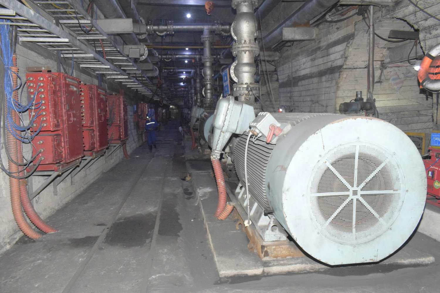Hệ thống máy bơm nước đặt ở -350 của Công ty CP Than Núi Béo được coi là hệ thống bơm nước lớn nhất của Tập đoàn Công nghiệp Than – Khoáng sản Việt Nam (TKV). 9 máy bơm với tổng công suất 650m3/giờ, có nhiệm vụ bơm nước từ -350m lên mặt bằng +35 để đưa vào trạm xử lý nước thải. Trung bình, mỗi ngày trạm bơm xử lý khoảng 1.200m3 nước, mùa mưa thì cao hơn. Ảnh: Nguyễn Hùng