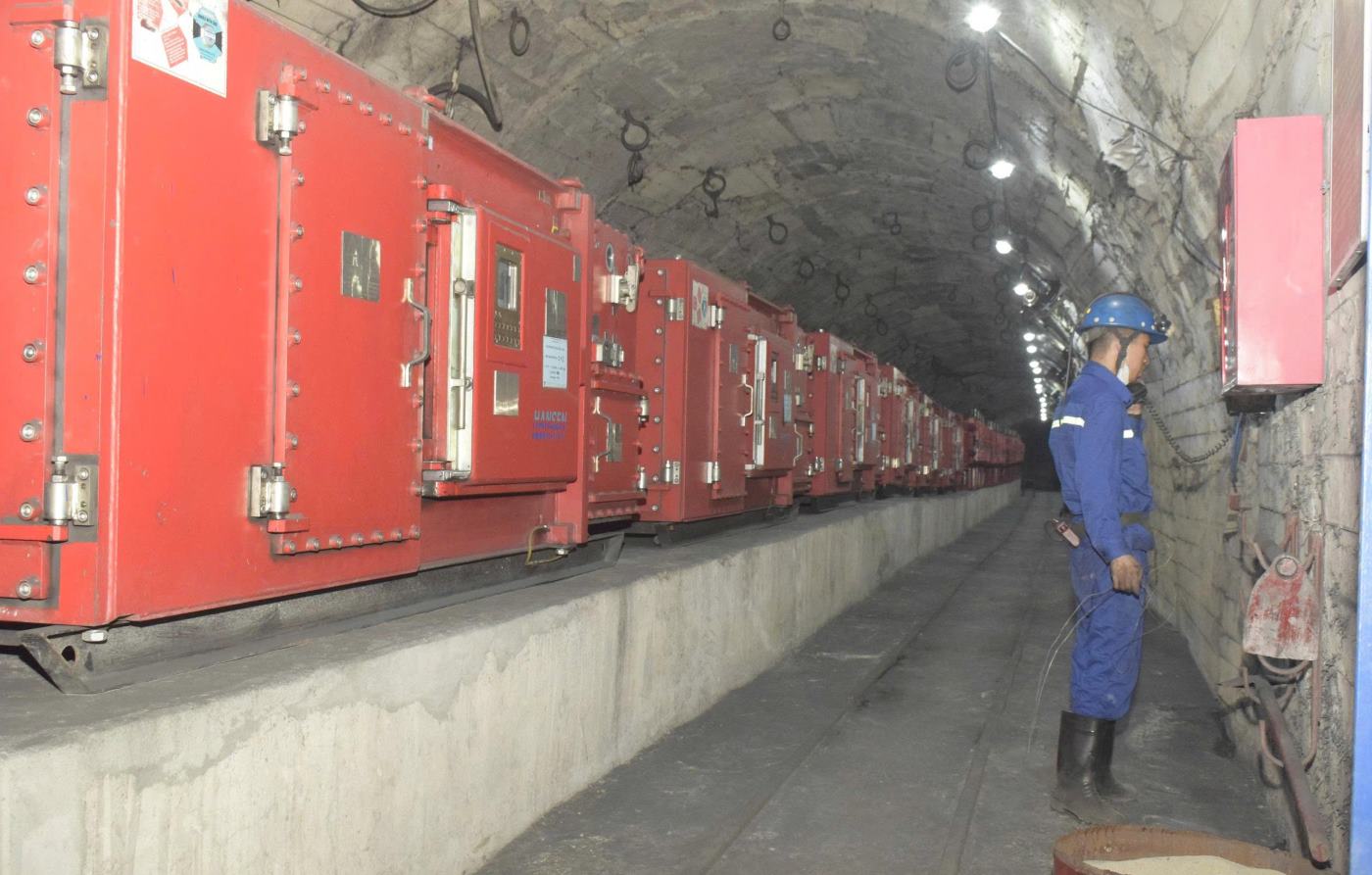 Hệ thống điện trung tâm ở mức - 350m. Ảnh: Nguyễn Hùng