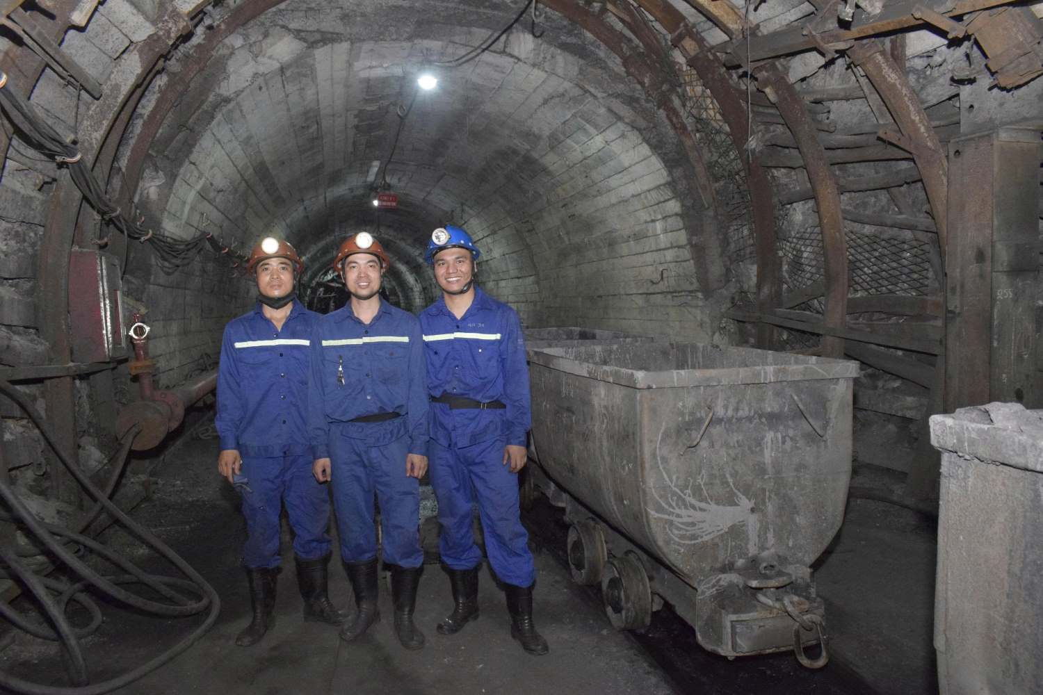 The miners of Nui Beo Coal Company on the deep mine road - 350m. Photo: Nguyen Hung