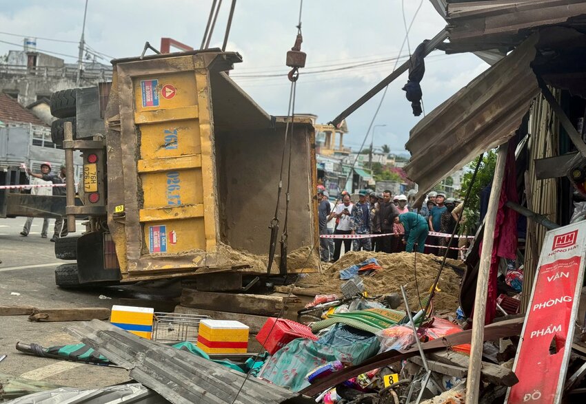 Bon nha dan bi hu hong voi thiet hai uoc tinh khoang 130 trieu dong. Anh: Vien Nguyen