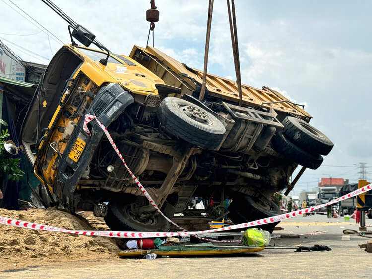 El conductor condujo el camion en Quang Ngai a muchas motos, luego se apresuro a muchas casas, causando 2 muertes y 4 heridos graves. Foto: Vien Nguyen