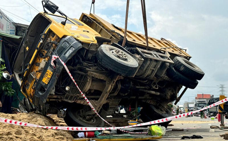The driver drove a truck in Quang Ngai and crashed into many motorbikes, then crashed into many houses, killing 2 people and seriously injuring 4 others. Photo: Vien Nguyen