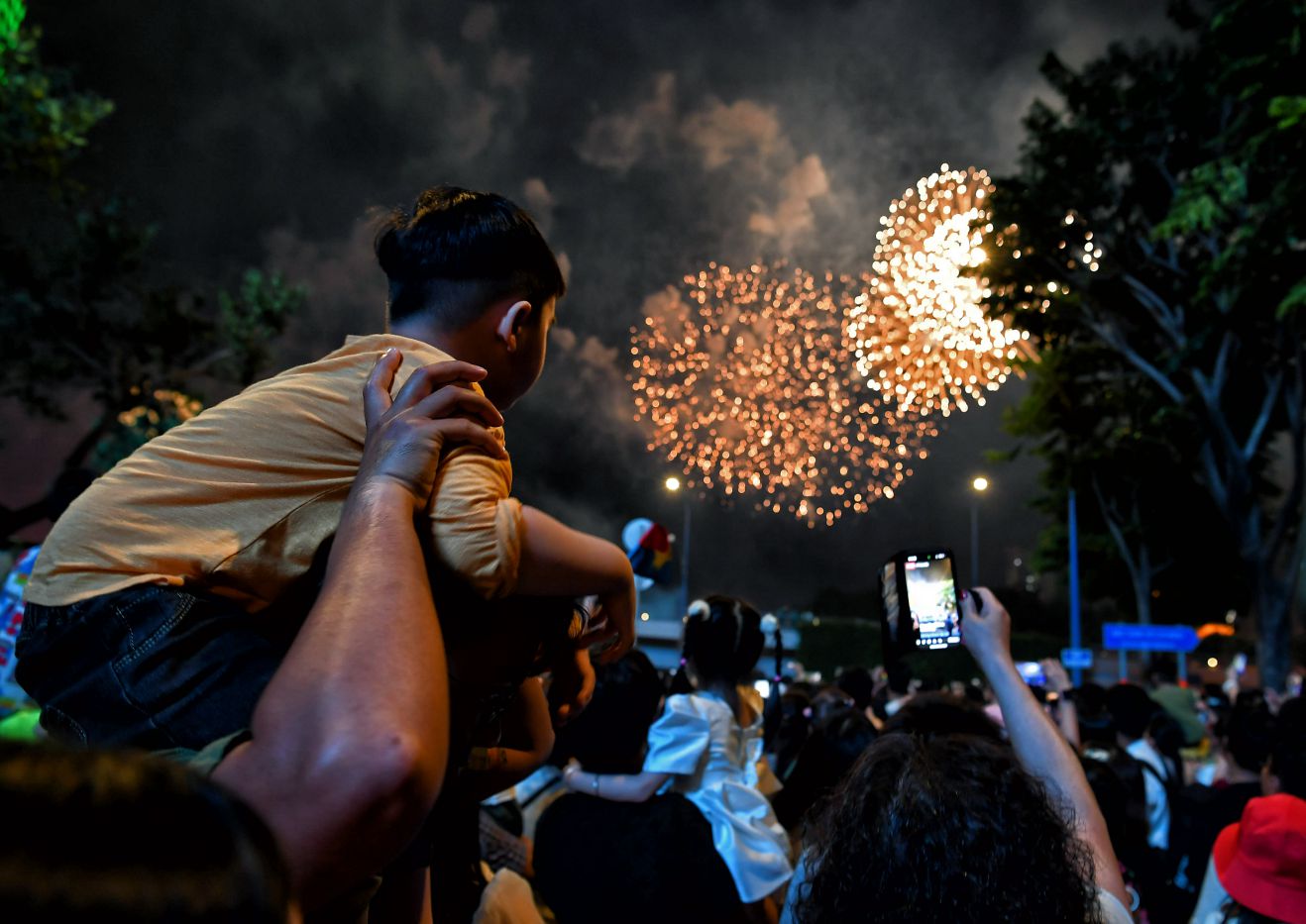 Watching the fireworks on the night of the 50th anniversary of the Liberation of the South, the atmosphere was bustling.