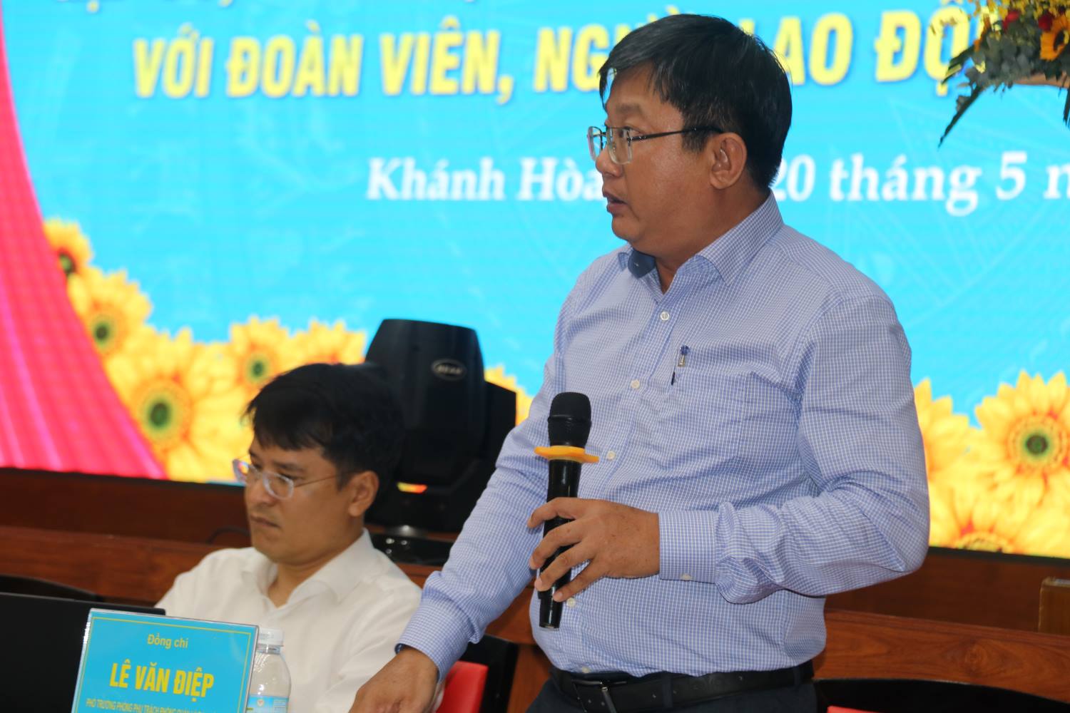 El representante del seguro social de Khanh Hoa compartio sobre soluciones para empresas que deben el seguro social de los trabajadores. Foto: Phuong Linh