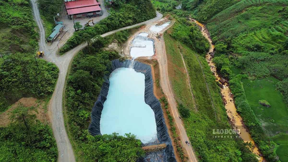 Các bể chứa chất thải chì kẽm độc hại của Công ty Minh Sơn nằm cạnh suối Lũng Vầy. Ảnh: Lam Thanh.