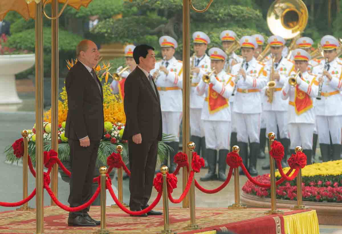Chu tich nuoc Luong Cuong va Tong thong Hungary Sulyok Tamas trong le don tai Phu Chu tich. Anh: Hai Nguyen