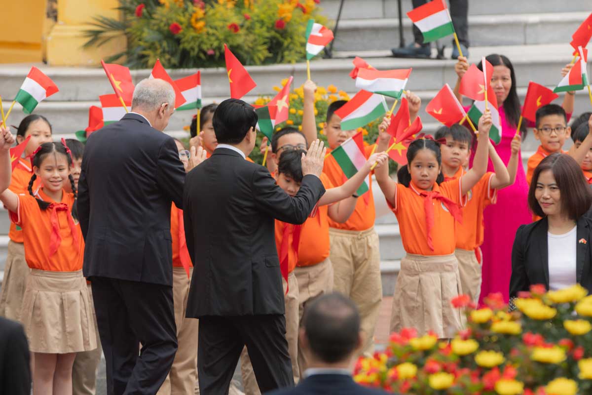Cac chau thieu nhi thu do vay co hai nuoc chao don Tong thong Hungary Sulyok Tamas. Anh: Hai Nguyen