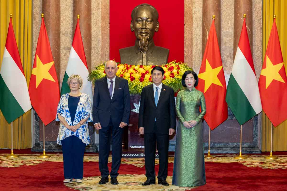 Chu tich nuoc Luong Cuong va Phu nhan cung Tong thong Hungary Sulyok Tamas va Phu nhan chup anh chung truoc khi hai nha lanh dao hoi dam. Anh: Hai Nguyen