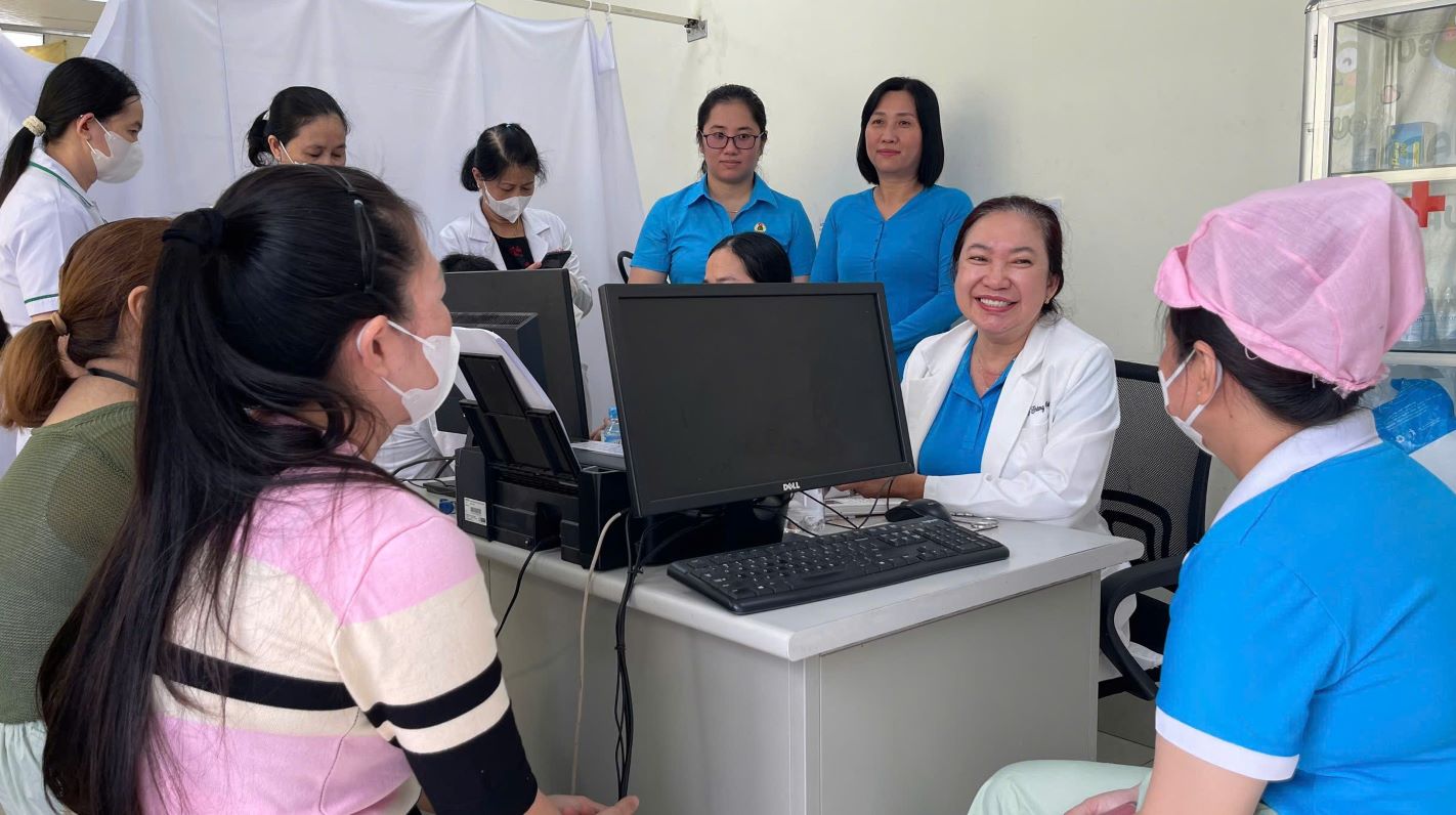 Các nữ đoàn viên, người lao động được bác sĩ tư vấn sức khỏe sinh sản. Ảnh: Anh Khoa