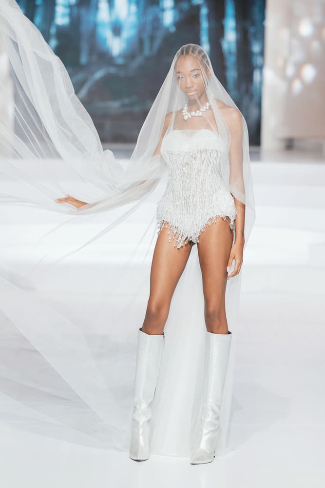 Nha mot ung dung cac chat lieu cao cap nhu ren nhap khau, organza, chiffon, voan, luoi... voi nhung tong mau diu dang, nen tho nhu trang kem, hong, xanh pastel... Anh: Team Kieng Can