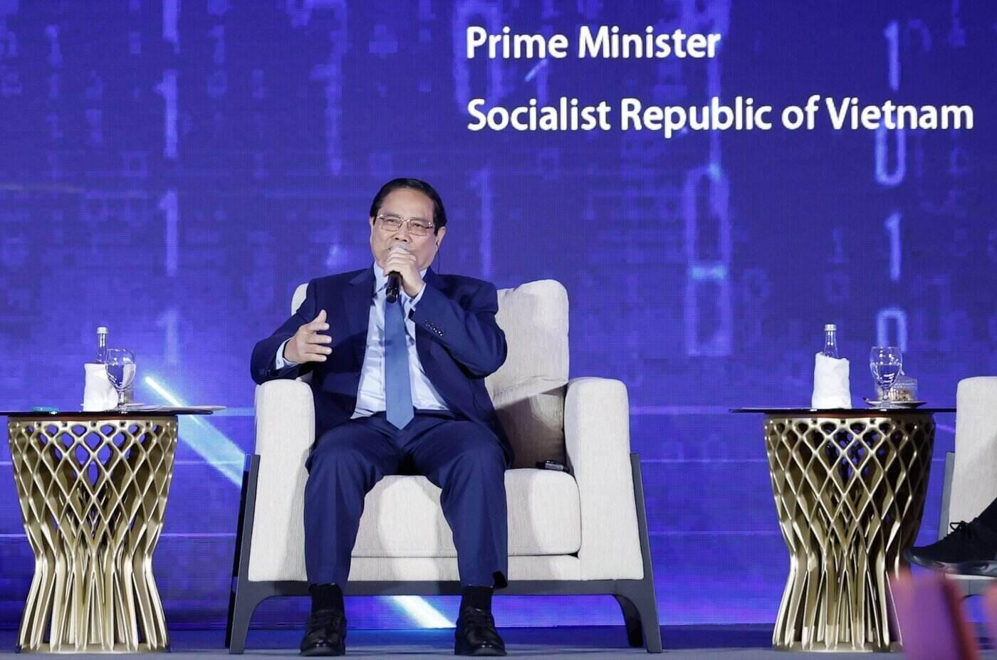 Politburo member and Prime Minister Pham Minh Chinh attended the discussion session "Smart network: Connecting through autonomous AI". Photo: VGP