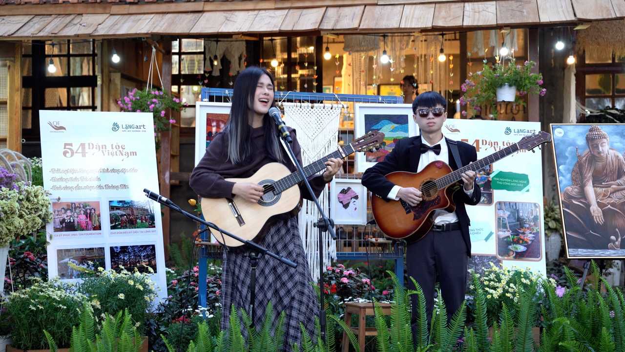 Phuc Anh sang with the guy Ly Thong. Photo: Provided by the artist.