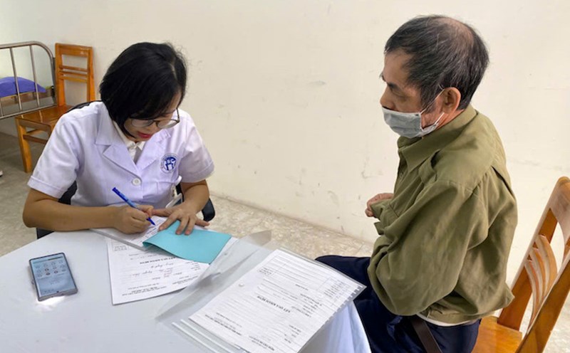 Xanh Pon Hospital is currently applying 2-month health insurance medicine for chronic patients from November 2024 to present. In the photo is Dr. Xanh Pon General Hospital examining people. Photo: BVCC