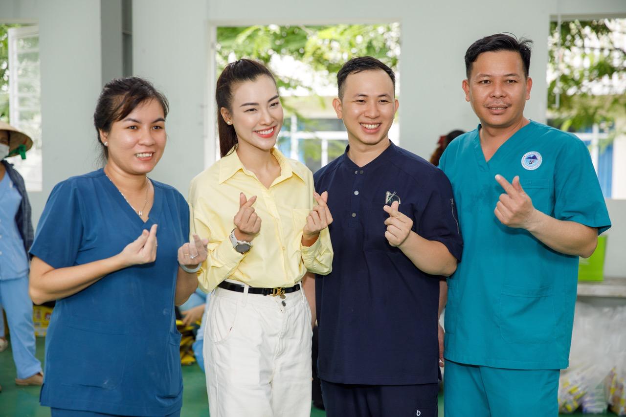 Hoang Oanh tham gia thien nguyen. Anh: Nghe si cung cap.