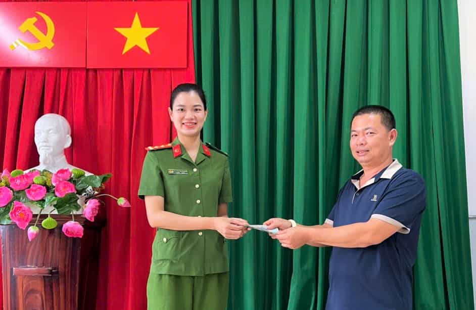 El representante de la policia le devolvio dinero para caer a Thao. Foto: Lam Hong