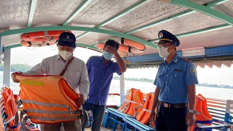 Las fuerzas funcionales verifican las condiciones de seguridad en los muelles interiores. Foto: Inspeccion de transporte de la ciudad de Ho Chi Minh
