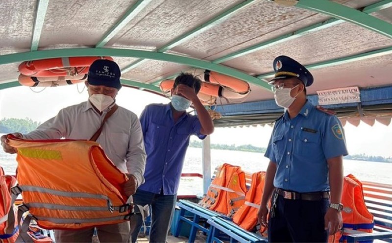 Functional forces check safety conditions at inland waterway wharves. Photo: Ho Chi Minh City Traffic Inspectorate