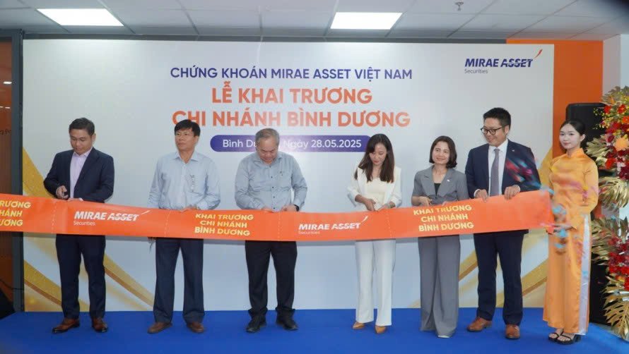 Lanh dao Chung khoan Mirae Asset Viet Nam va dai bieu thuc hien nghi thuc khai truong Chi nhanh Binh Duong. Anh: Minh Tri