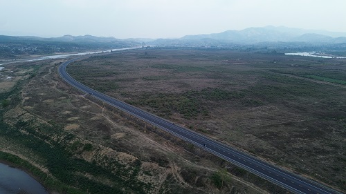 Ha tang giao thong se tang cuong ket noi khu vuc, thuan loi dua hang hoa xuong cac cang ven bien mien Trung. Anh: Thanh Tuan