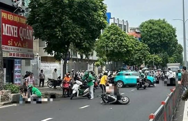 Taxi công nghệ tông loạt xe máy ở TPHCM, nhiều người bị thương