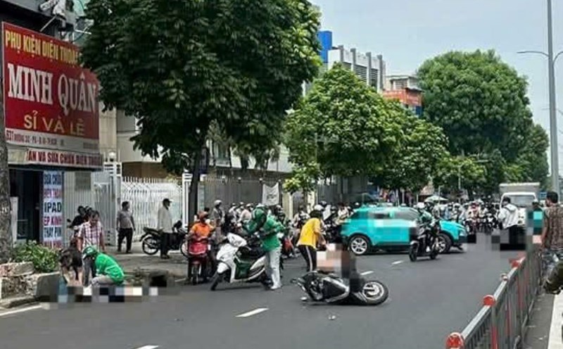 The scene of a technology taxi crashing into a series of motorbikes on 3/2 Street. Photo: Dong Hoang