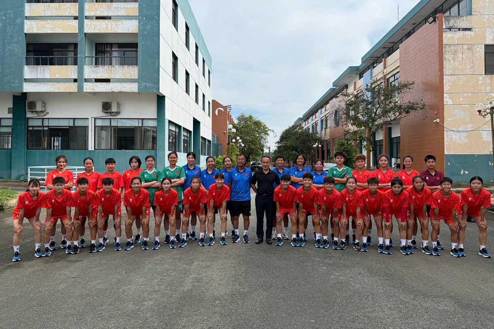 VFF General Secretary Nguyen Van Phu met and encouraged Vietnam U19 women's team on the morning of May 28. Photo: VFF