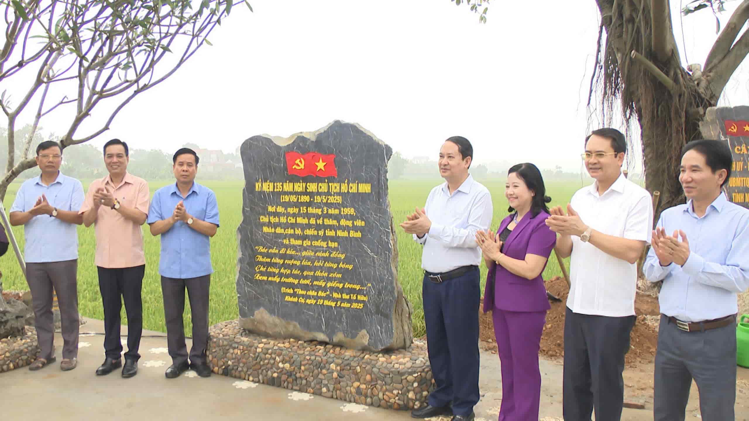 Leaders of Ninh Binh province and Yen Khanh district, pulled the ribbon to inaugurate the project marking the place where Uncle Ho visited and participated in the drought prevention in Chinh field, Khanh Cu commune, Yen Khanh district, Ninh Binh. Photo: Nguyen Truong