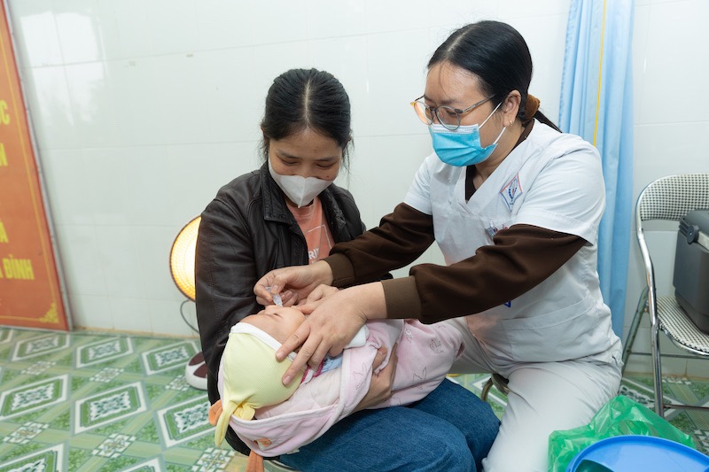 Officers of Khe Mo Commune Health Station, Dong Hy, Thai Nguyen gave children vaccine to prevent the disease. Photo: Thuy Linh