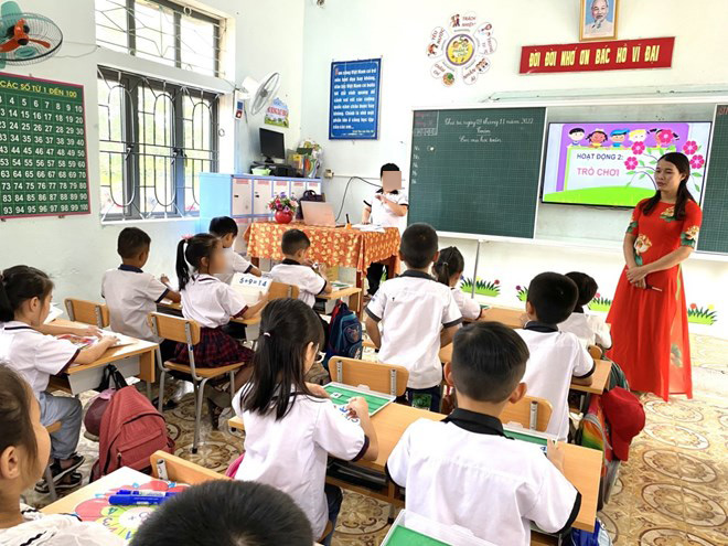 La industria educativa de Ha Tinh organiza una charla para ayudar a los padres a preparar su mente y acompañar a sus hijos para ingresar al primer grado del nuevo año escolar. Obra de arte: La Giang