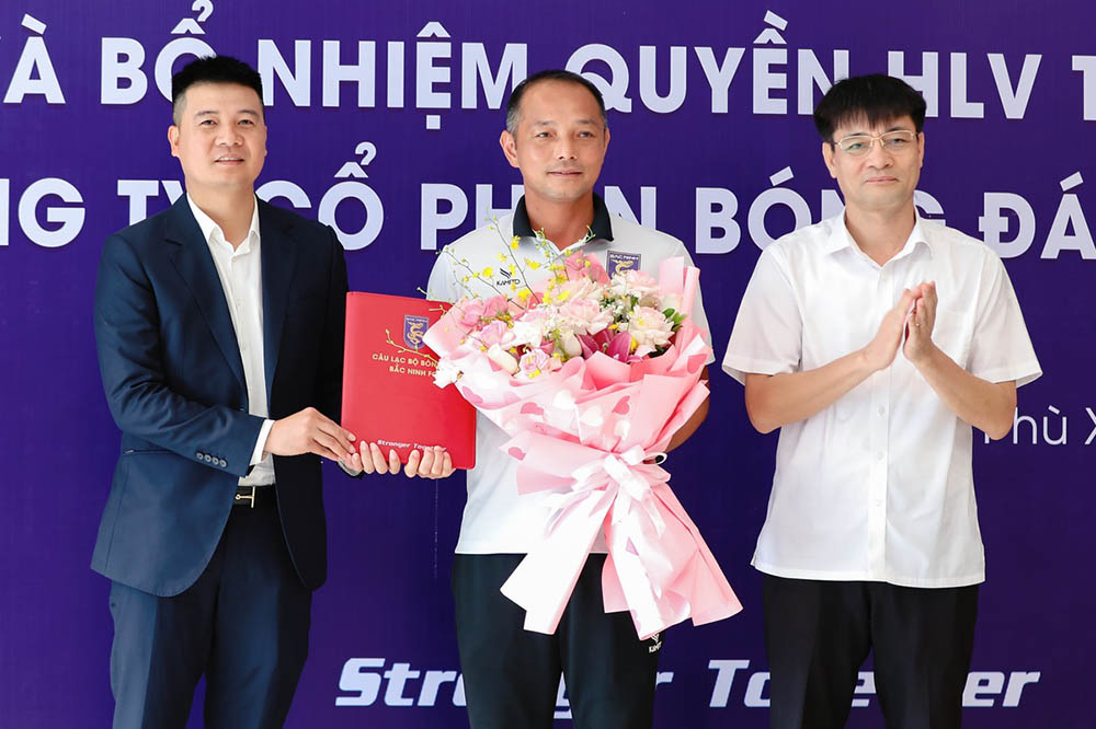 El Sr. Pham Hung Vuong (Centro) ocupa el puesto de entrenador del club Bac Ninh. Foto: Bac Ninh Club