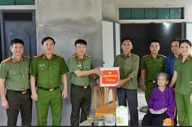 Công an Quảng Bình hỗ trợ gần 1,2 tỉ xoá nhà tạm, nhà dột nát cho người dân