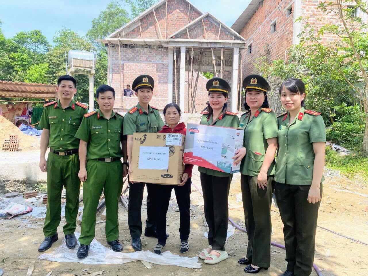 Các hoạt động hỗ trợ, xây dựng được thực hiện trong thời gian qua. Ảnh: Quân Trình