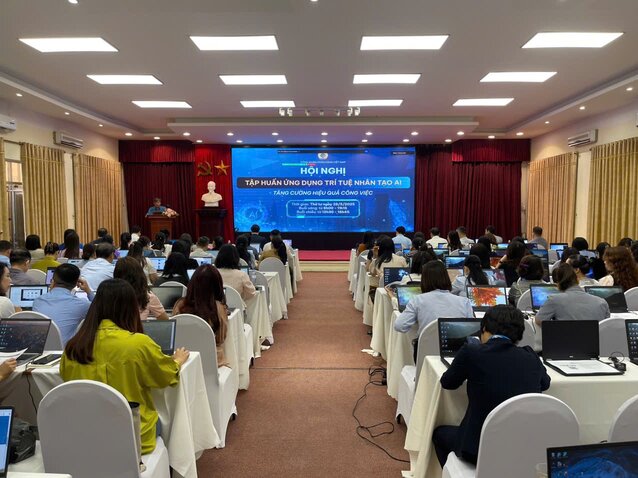 Los funcionarios sindicales directamente a nivel de base y el sindicato de base participan en el curso de capacitacion "Practice AI - Mejora la efectividad de la comunicacion sindical". Foto: Kieu Vu