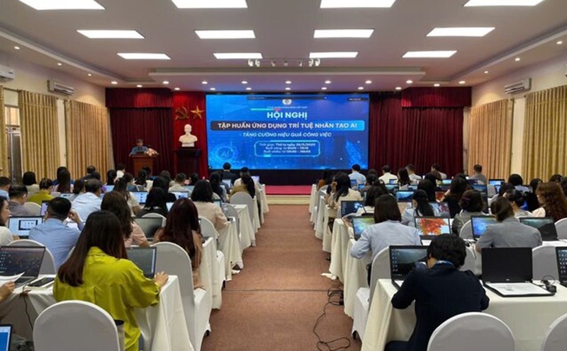 Trade union officials at the grassroots level and grassroots trade unions attended the training course "Practice AI - Improve the effectiveness of Trade Union communication". Photo: Kieu Vu