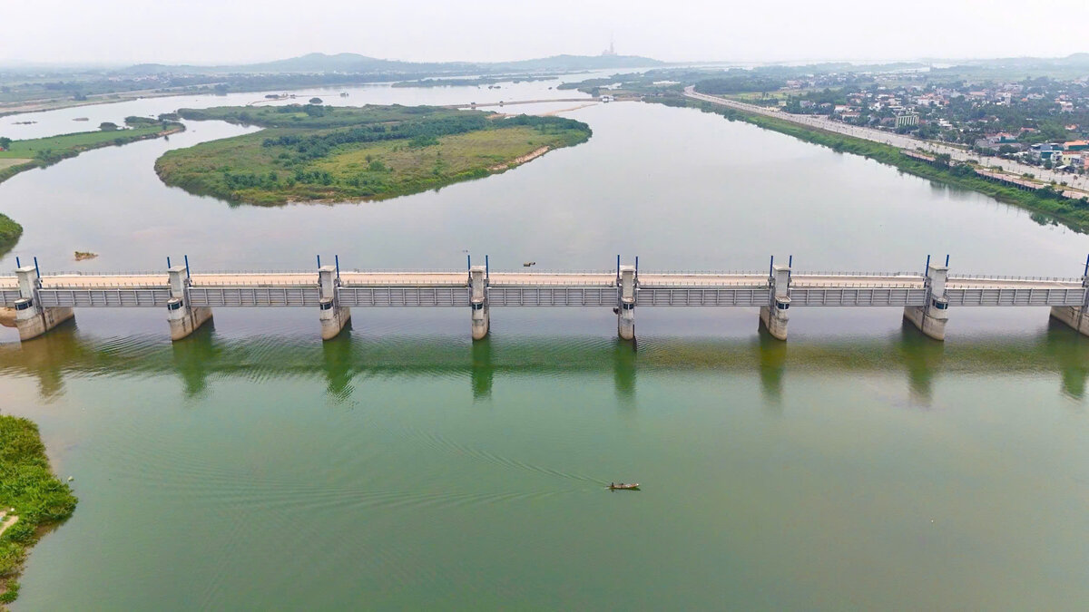 The downstream dam of Tra Khuc River crosses Ngoc Island, Tinh An Commune, Quang Ngai City. Photo: Vien Nguyen