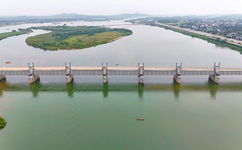 The downstream dam of Tra Khuc River crosses Ngoc Island, Tinh An Commune, Quang Ngai City. Photo: Vien Nguyen