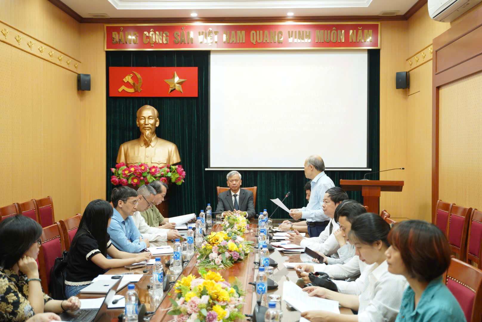 La escena de la conferencia de prensa de la Asociacion de Ancianos de Vietnam en la mañana del 28 de mayo. Foto: Quynh Chi